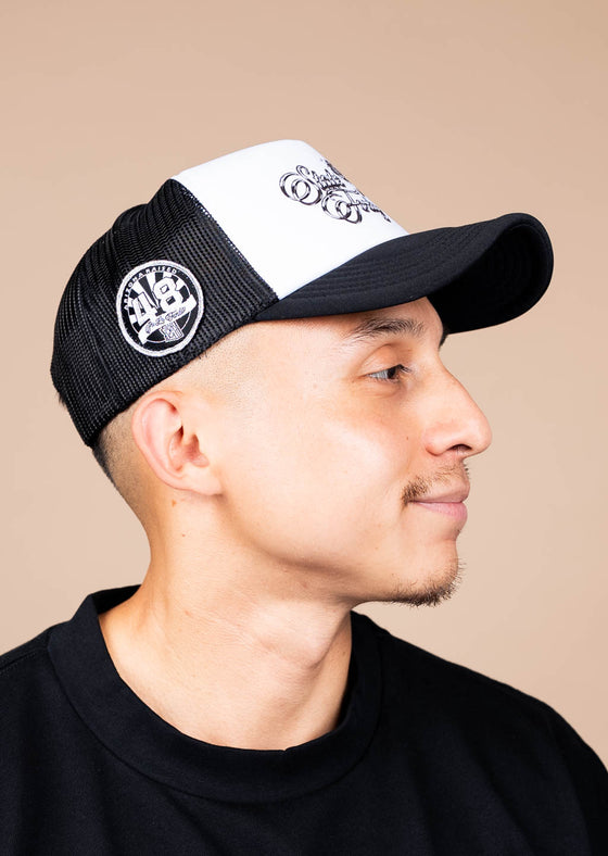 Frame Foam Trucker Hat Por La Familia | White & Black
