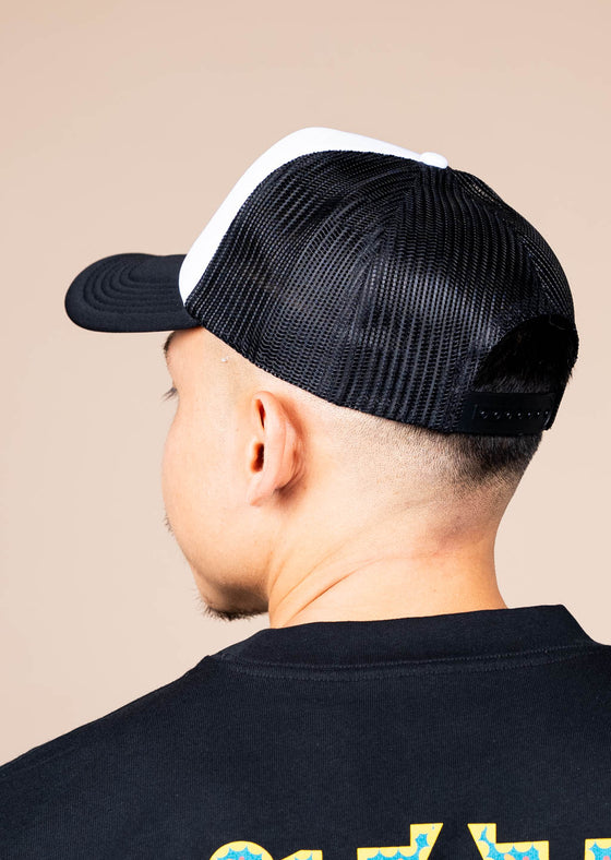 Frame Foam Trucker Hat Por La Familia | White & Black